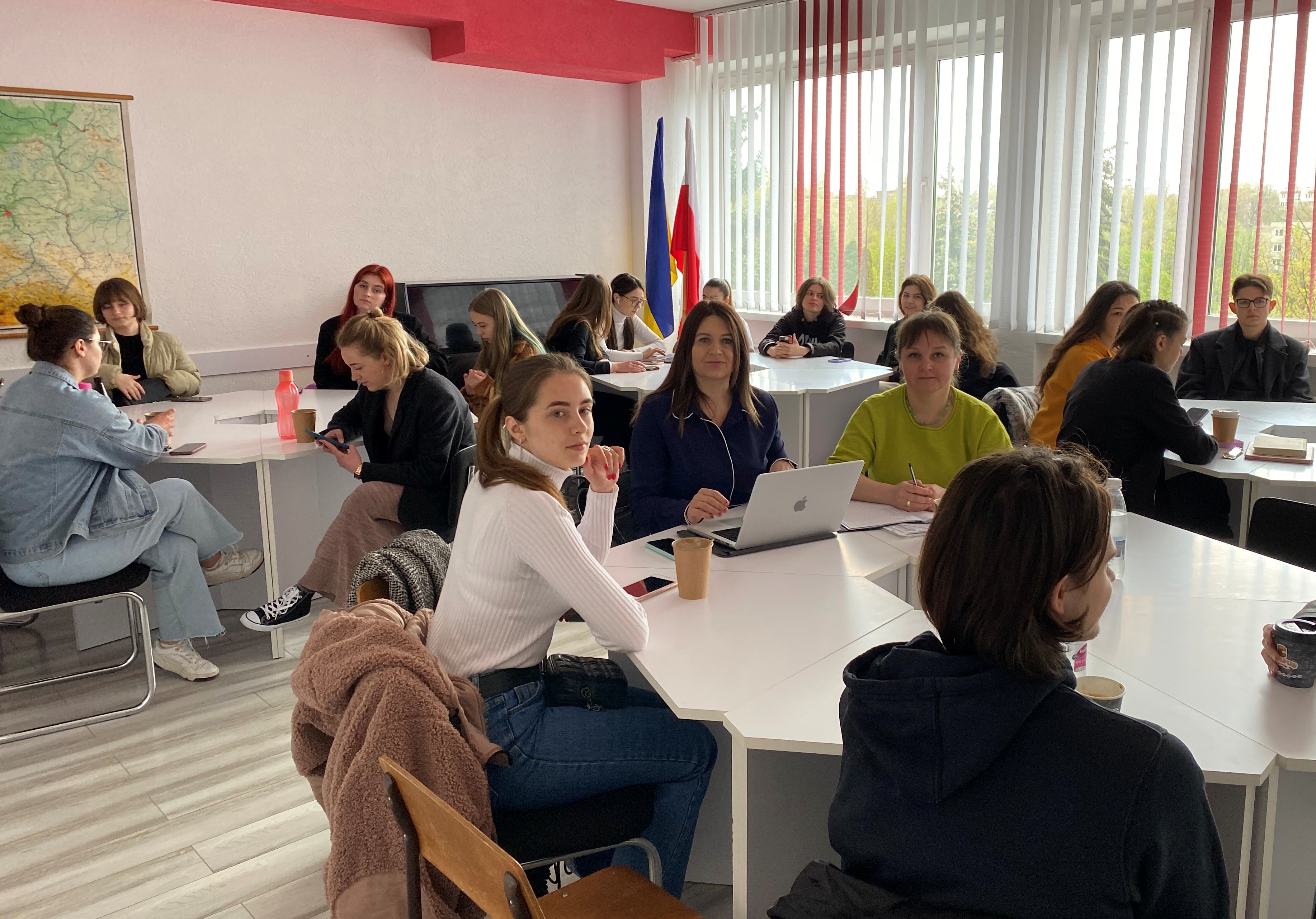 Студенти-третьокурсники з викладачами